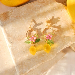 Boucles d'oreille couronne or et citron jaune en cristal, boucle fleur papillon, bijou fruit, boucle été, cadeau personnalisé, boucle AMALFI image 4