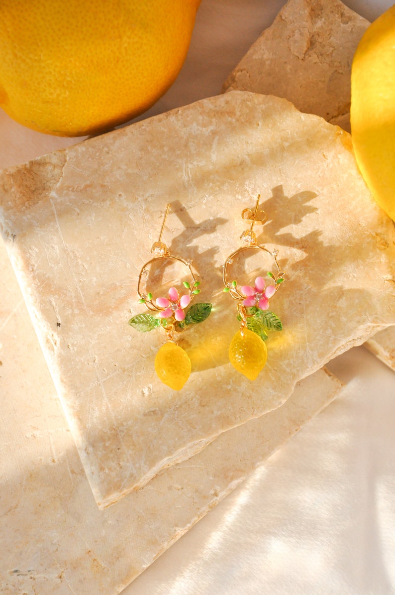 Boucles d'oreille couronne or et citron jaune en cristal, boucle fleur papillon, bijou fruit, boucle été, cadeau personnalisé, boucle AMALFI image 4