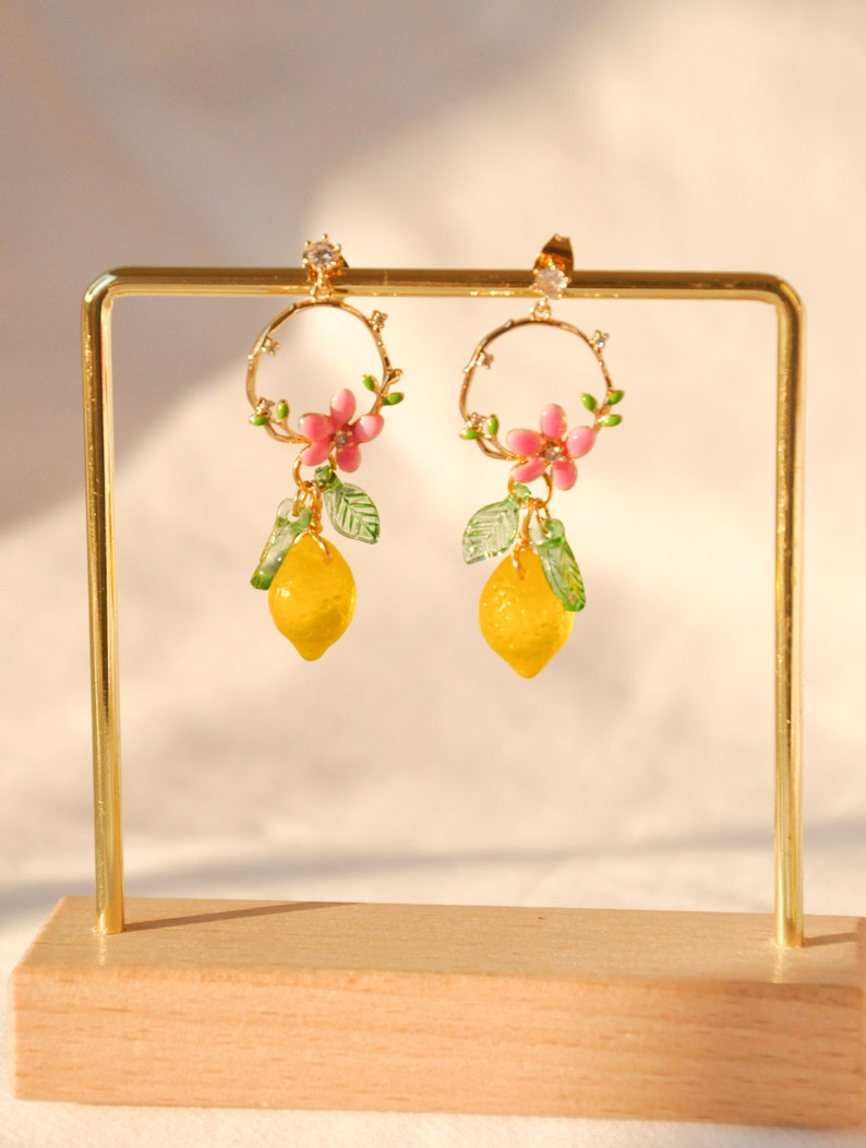 Boucles d'oreille couronne or et citron jaune en cristal, boucle fleur papillon, bijou fruit, boucle été, cadeau personnalisé, boucle AMALFI image 7