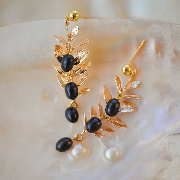 Boucles d'oreilles or en forme de rameau d'olivier, boucles feuilles et olives en perle d'eau douce noire , cadeau personnalisé