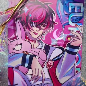 Puede incluir: Ilustración de estilo anime de una persona con cabello rosa y negro, sosteniendo un conejito de peluche rosa. La persona lleva una chaqueta blanca y roja, una cadena plateada y un colgante de cruz. Un globo azul en el fondo. El texto "KaraColors" está presente.