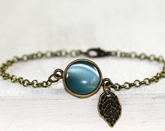 Armband, Vintage Look, Cabochon, helltürkis, kleiner Blattanhänger, bronzefarbig.