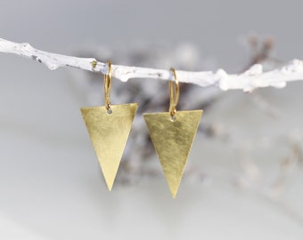 Goldfarbige Ohrhänger mit Dreieck Anhänger aus Messing geometrisch minimalistich