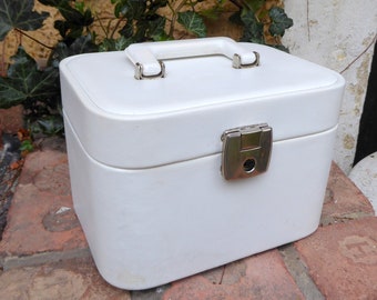 Vintage BEAUTYCASE jewelry CASE faux leather natural white