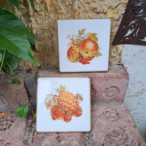 Posavasos de cerámica de mediados de siglo con marco de metal y frutas pintadas a mano