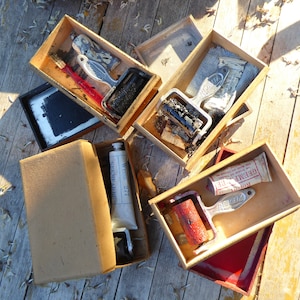 VINTAGE 1 wooden box with painter&#39;s contents