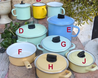 Pots en émail de différentes couleurs et tailles, vintage