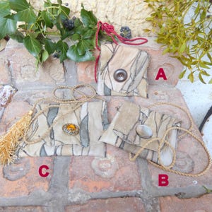 Op de afbeelding: Een witte keramische mok met een zwart handvat en de tekst "But First, Coffee" in een vetgedrukte, zwarte letter. De mok staat tegen een vage achtergrond, wat een gezellige omgeving suggereert.