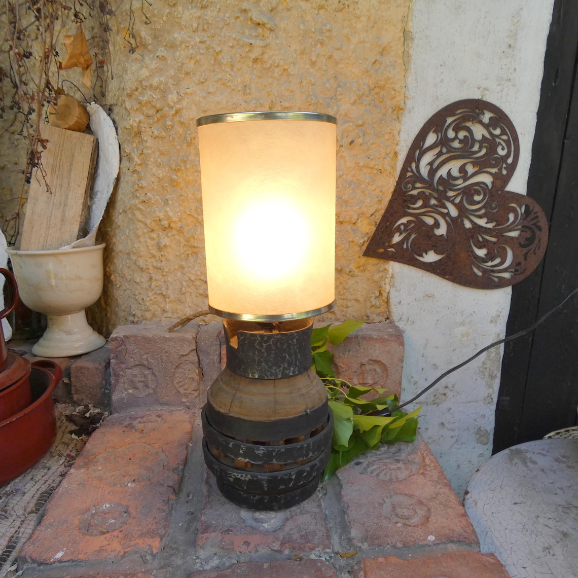 Tischlampe aus alter Radnabe VINTAGE mit/ohne Schirm, foto 3 di 5