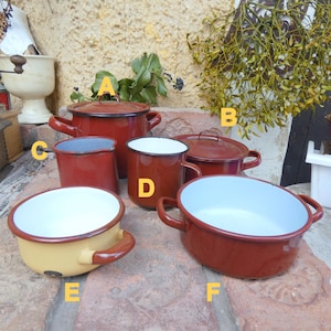 Pode incluir: Um conjunto de três canecas de cerâmica com acabamento fosco e salpicado. As canecas são em tons de creme, cinza claro e cinza escuro. Cada caneca tem um design simples e minimalista.