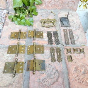 Ferragens, dobradiças e fechadura de latão VINTAGE