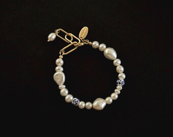 Handgemachtes elegantes barockes Süßwasserperlenarmband mit klobigen Metall- und blauen PorzellanperlenBoho Chic Statement Schmuck, Geschenk für Sie