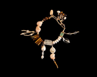 Pearly Stranger Einzigartiges handgefertigtes Tigerauge-Armband mit natürlichen Perlen, tibetischer Schmuck, 14 Karat goldgefüllte Perlen, Geschenk für Sie