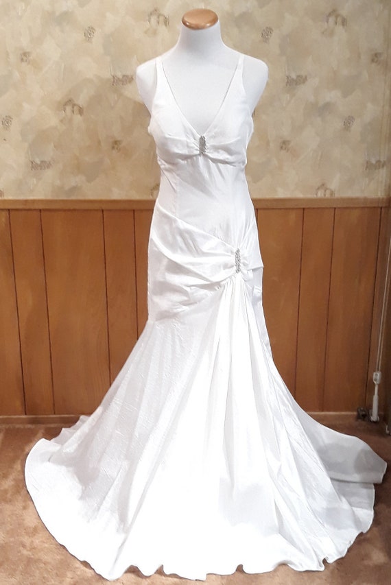 NEW Elegant Bridal Dress