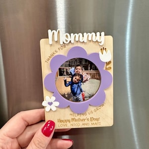 Puede incluir: Un marco de fotos de madera con un diseño de flor morada y una foto de dos niños. El marco tiene el texto "Mommy Thanks For Helping Us Grow! Happy Mother's Day! Love, Nico and Mati".