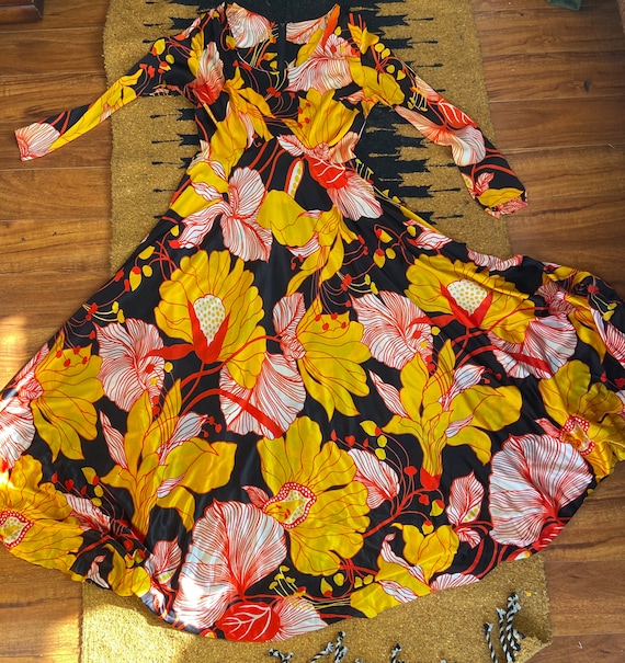 1970’s tropical floral ling sleeve circle dress