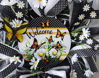 Guirlanda de margaridas pretas e brancas, decoração de porta de boas-vindas com borboletas, guirlanda de varanda estilo fazenda para primavera e verão.