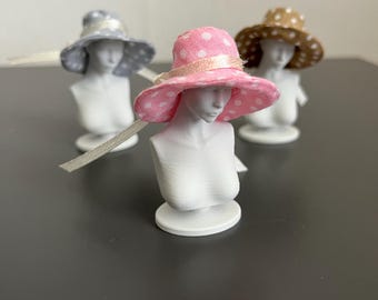 Mannequin with hat  for dollhouse decorations (1:12)