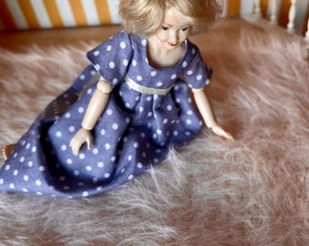 Hand-woven rug for dollhouse decorations. -The doll is not included.-