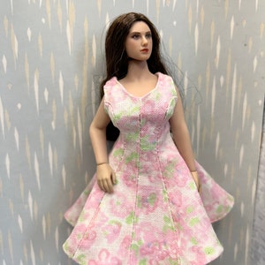 Geblümtes Kleid für Phicen Figur (1:12) - Die Puppe ist nicht enthalten -