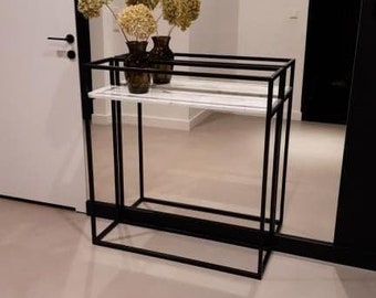 Hermosa consola de metal con un estante de conglomerado de mármol o cuarzo, perfecta para una sala de estar o recibidor