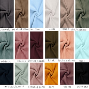 Könnte beinhalten: Farbkarte mit 18 verschiedenen Farben von Waffelstoff. Die Farben umfassen Dunkelgrau, Dunkeltaupe, Blau, Weiß, Taupe, Khaki, Teal, Rosa, Burgunder, Olivgrün, Lachs, Mint, Marine, Hellgrün, Staubi-Rosa, Gelb, Violett und Schwarz.