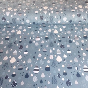 Könnte beinhalten: Blauer Stoff mit einem weißen Regentropfenmuster. Die Regentropfen sind mit verschiedenen Mustern gefüllt, darunter Streifen, Punkte und geometrische Formen.