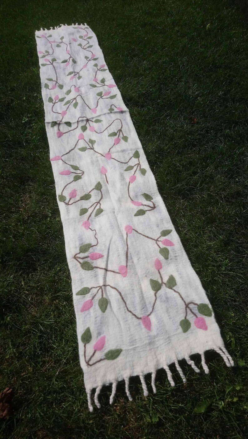 Schal Tuch aus Filz und Seide weiß, rosa, grün, braun gefilzt, Blumenranken als Geschenk, Handarbeit, Geschenke für Frauen Bild 5