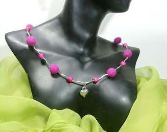 Trachtenkette in pink aus Filz, versilberte Herz, Perlen, kurze Kette, Choker, Modeschmuck mit Ohrschmuck