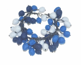 Armband Filz, blau, erinnert an Beeren, Modeschmuck, Bib, Statement, Geschenk für die Frau