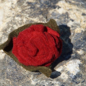 Rote Rose aus Filz zur Dekoration, Geschenk für die Frau, Valentinstaggeschenk, Muttertaggeschenk Bild 1