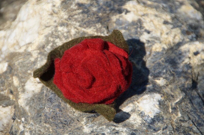 Rote Rose aus Filz zur Dekoration, Geschenk für die Frau, Valentinstaggeschenk, Muttertaggeschenk Bild 1