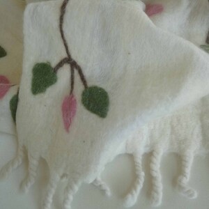 Schal Tuch aus Filz und Seide weiß, rosa, grün, braun gefilzt, Blumenranken als Geschenk, Handarbeit, Geschenke für Frauen Bild 3