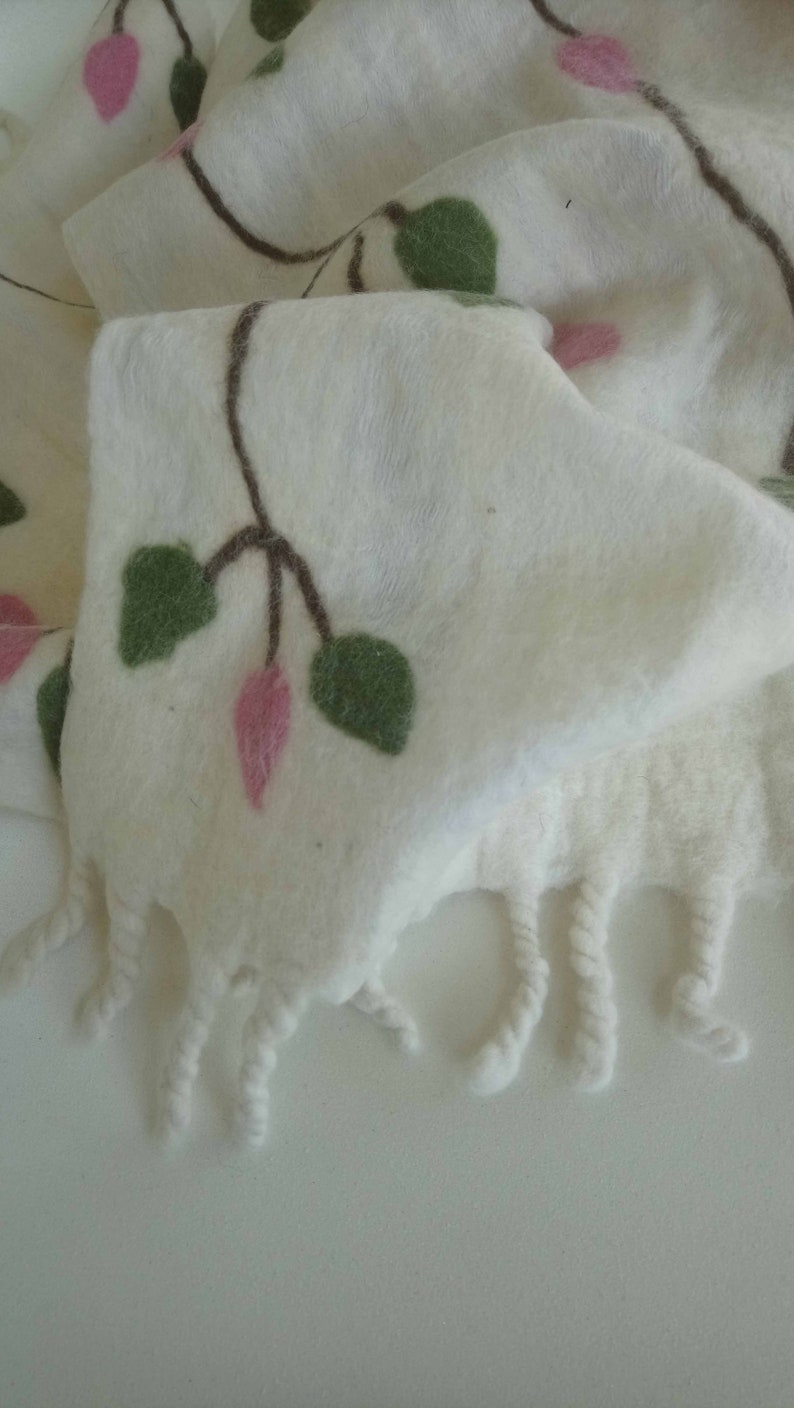 Schal Tuch aus Filz und Seide weiß, rosa, grün, braun gefilzt, Blumenranken als Geschenk, Handarbeit, Geschenke für Frauen Bild 3