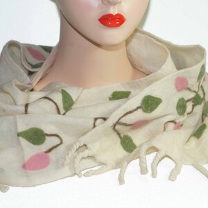 Schal Tuch aus Filz und Seide weiß, rosa, grün, braun gefilzt, Blumenranken als Geschenk, Handarbeit, Geschenke für Frauen Bild 2