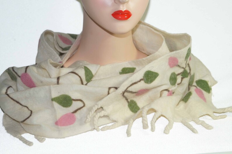 Schal Tuch aus Filz und Seide weiß, rosa, grün, braun gefilzt, Blumenranken als Geschenk, Handarbeit, Geschenke für Frauen Bild 2