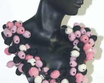 Kette aus Filz (schwarz, rosa, weiß) mit vielen Filzkugeln, Statement, Modeschmuck, Bib, auf Wunsch dazu Ohrschmuck, Geschenk für die Frau
