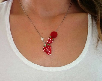Kette "Erdbeere" mit Filz (rot, weiß) mit einem raffierten Verschluss, Modeschmuck, Geschenke für Frauen, Geschenk für die Frau