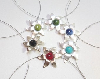 Kurze Kette mit Blumenanhänger mit Filz, Bajonettverschluss , rot, türkis, blau, grün, schwarz, versilbert, Edelstahtdraht, Modeschmuck