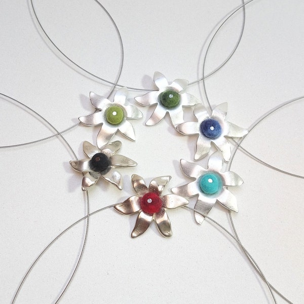 Chaîne courte avec pendentif fleur avec feutre, fermoir à baïonnette, rouge, turquoise, bleu, vert, noir, plaqué argent, fil d’acier inoxydable, bijoux fantaisie