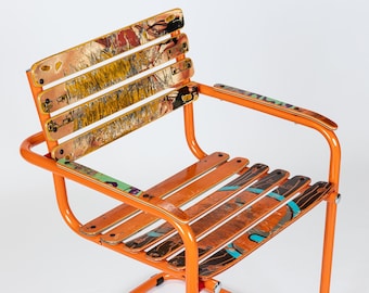 Chaise cantilever de recyclage de skateboard, œuvre d'art unique, chaise de skateboard, revêtement en poudre orange métallisé