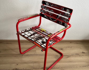 Skateboard recyclage chaise cantilever œuvre d’art unique upcycling, chaise de skateboard rouge enduit de poudre du milieu du siècle