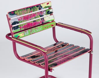 Chaise cantilever de recyclage de skateboard, illustration unique de recyclage, chaise de skateboard violet soyeux enduit de poudre