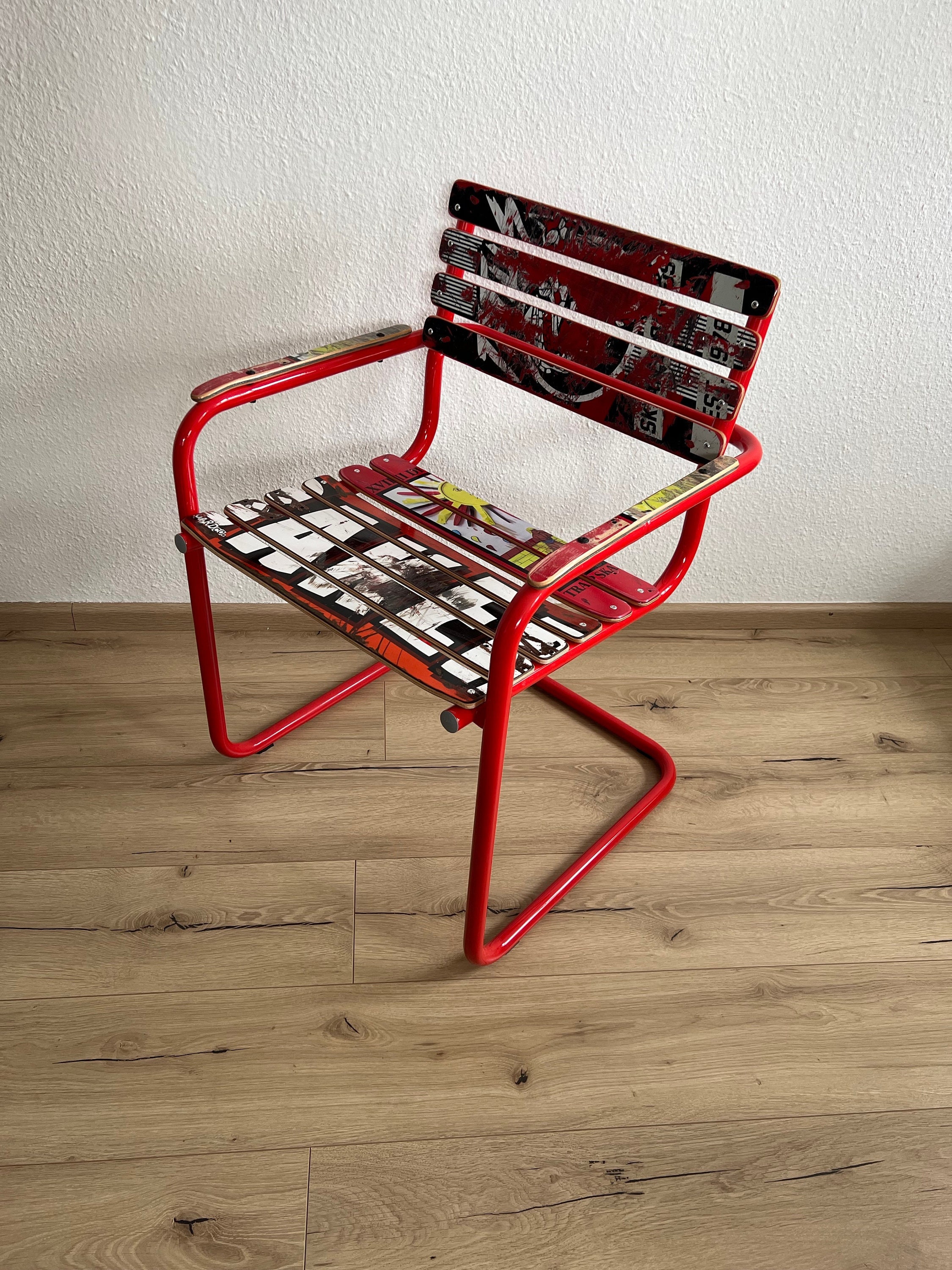 Skateboard Recyclage Chaise Cantilever Œuvre D'art Unique Upcycling, De Skateboard Rouge Enduit Poudre Du Milieu Siècle
