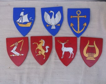Small heater shield plaque, decorative flat shield-shaped wall hanging