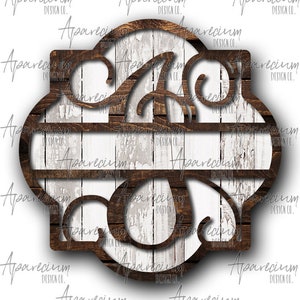 Może przedstawiać: Drewniany monogram z wytartym białym wykończeniem. Monogram ma kształt litery "S" i ozdobny wzór w postaci zwiniętego papieru. Monogram jest otoczony ciemnobrązową ramą.
