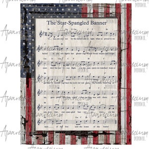 Puede incluir: Una imagen de estilo vintage de la bandera estadounidense con la letra del himno nacional, The Star-Spangled Banner, impresa en la parte superior. La bandera está descolorida y desgastada, lo que le da un aspecto rústico.
