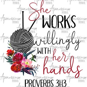 Könnte beinhalten: Eine Schwarzweißillustration einer Wollknäuel mit Stricknadeln, umgeben von rosa und roten Blumen. Der Text "She works willingly with her hands Proverbs 3:13" ist in Schwarz und Rot geschrieben.