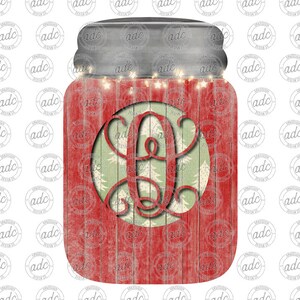 Op de afbeelding: Een rode houten mason jar met een wit deksel en een lichtsnoer rond de bovenkant. De pot heeft een uitsnijding van een letter "A" met een groen en wit achtergrondpatroon van kerstboompjes.