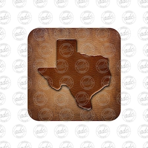 Puede incluir: Un diseño cuadrado de textura de cuero marrón con el estado de Texas en un marrón más oscuro. El contorno de Texas está en relieve, creando un efecto sutil en relieve. El fondo tiene un patrón repetido de las letras "ADC".